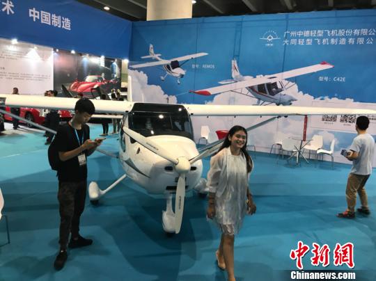 轻型飞机引来观众合影 索有为 摄 轻型飞机引来观众合影 索有为 摄