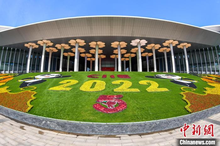 第五届进博会场馆景观装饰全面定妆。 陈梦泽 摄 第五届进博会场馆景观装饰全面定妆。 陈梦泽 摄