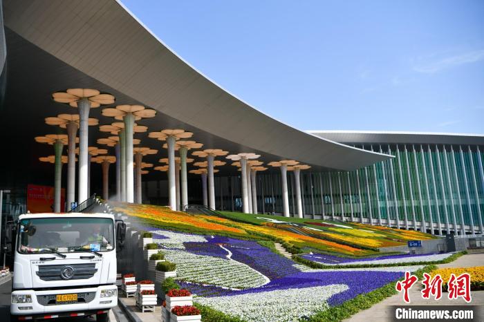 第五届进博会场馆景观装饰全面定妆。 陈梦泽 摄 第五届进博会场馆景观装饰全面定妆。 陈梦泽 摄