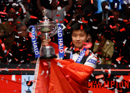 赵心童夺冠奖杯亮相2025广州国际台球展，星牌展区惊喜不断