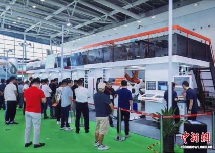 2025鸿威·亚洲油墨工业博览会16日在广州空港博览中心启幕。此次博览会面积超2万平方米，参展企业400余家，展品覆盖水墨、油墨、油墨设备等核心领域，体现油墨工业行业绿色化、功能化、智能化的发展趋势。