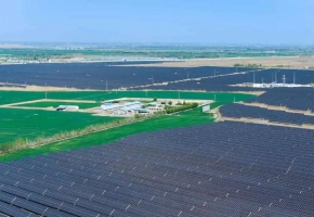 连片光伏板“添绿”又“生金” 第18届世界光储博览会9月广州启幕