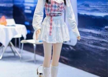 美女机器人“登陆”展会，智慧零售开启“认知化”新战场