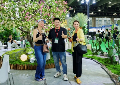 花城广州，再迎花卉盛会！5月15日，以“花开广府·卉就未来”为主题的第十六届亚洲花卉产业博览会暨世界热植展，在广交会展馆B区开幕。本次博览会展期三天，持续至5月17日。