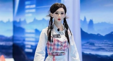 美女机器人“登陆”展会，智慧零售开启“认知化”新战场